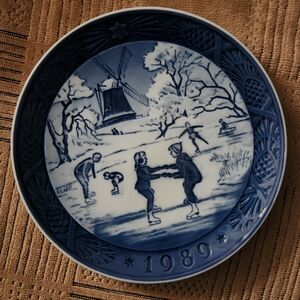 Royal Copenhagen 7 Inch Juleplatte The Old Skating Pond New Old Stock 1989